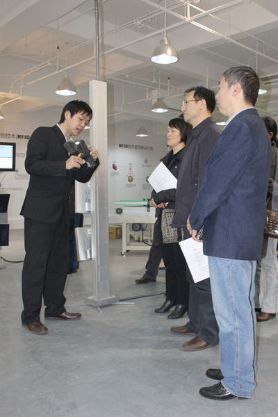 常熟市科技局官員認真聽取利奧創(chuàng)新科技工作人員介紹RFID讀取技術(shù)