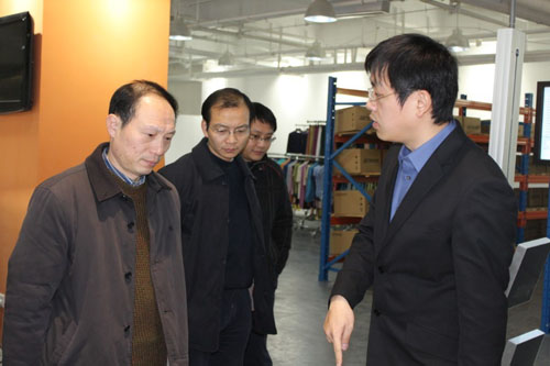 利奧創(chuàng)新科技工作人員為吳肇明處長演示讀取卡板RFID標(biāo)簽，實現(xiàn)自動入庫