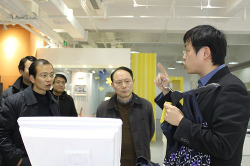 參觀領(lǐng)導(dǎo)詢問RFID智能零售系統(tǒng)運作細(xì)節(jié)