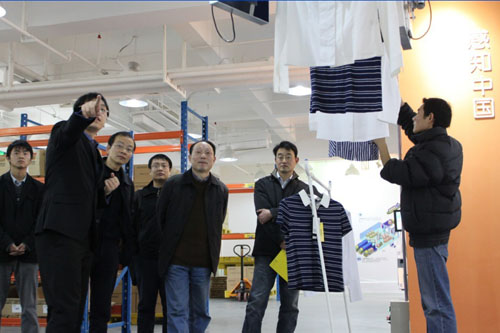 新型的掛衣運輸帶能通過識別RFID電子標(biāo)簽自動分流不同類型的衣服，此系統(tǒng)受到了吳肇明處長高度贊揚